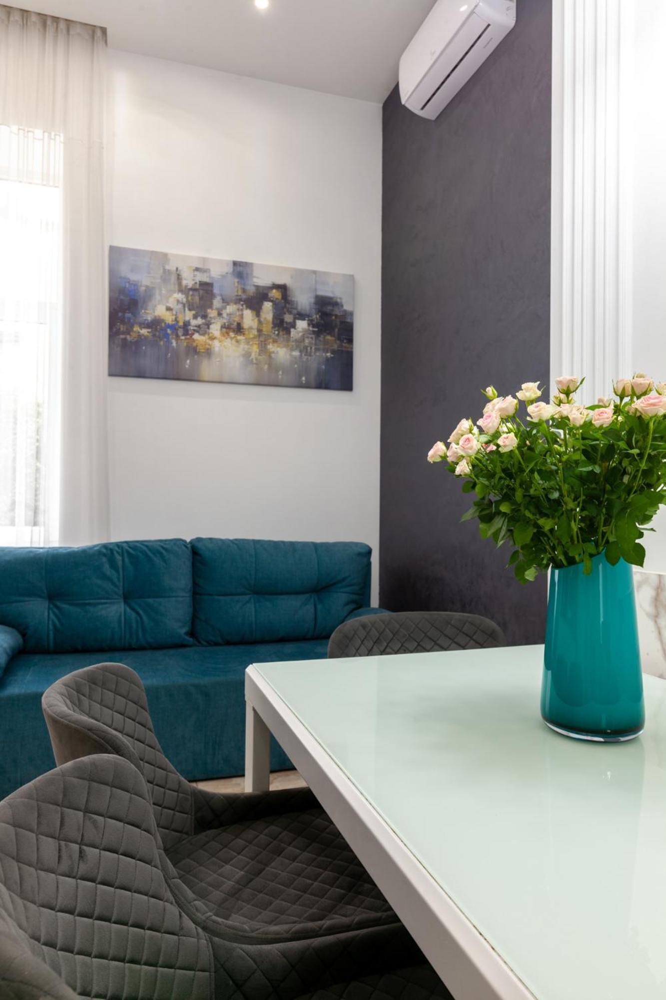 Royal Apartment On Franka 28 Lviv Extérieur photo
