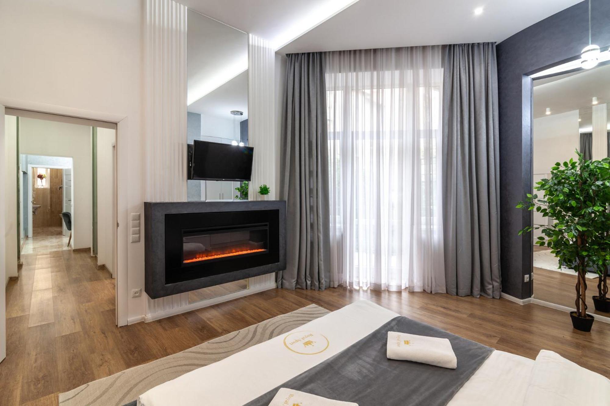 Royal Apartment On Franka 28 Lviv Extérieur photo