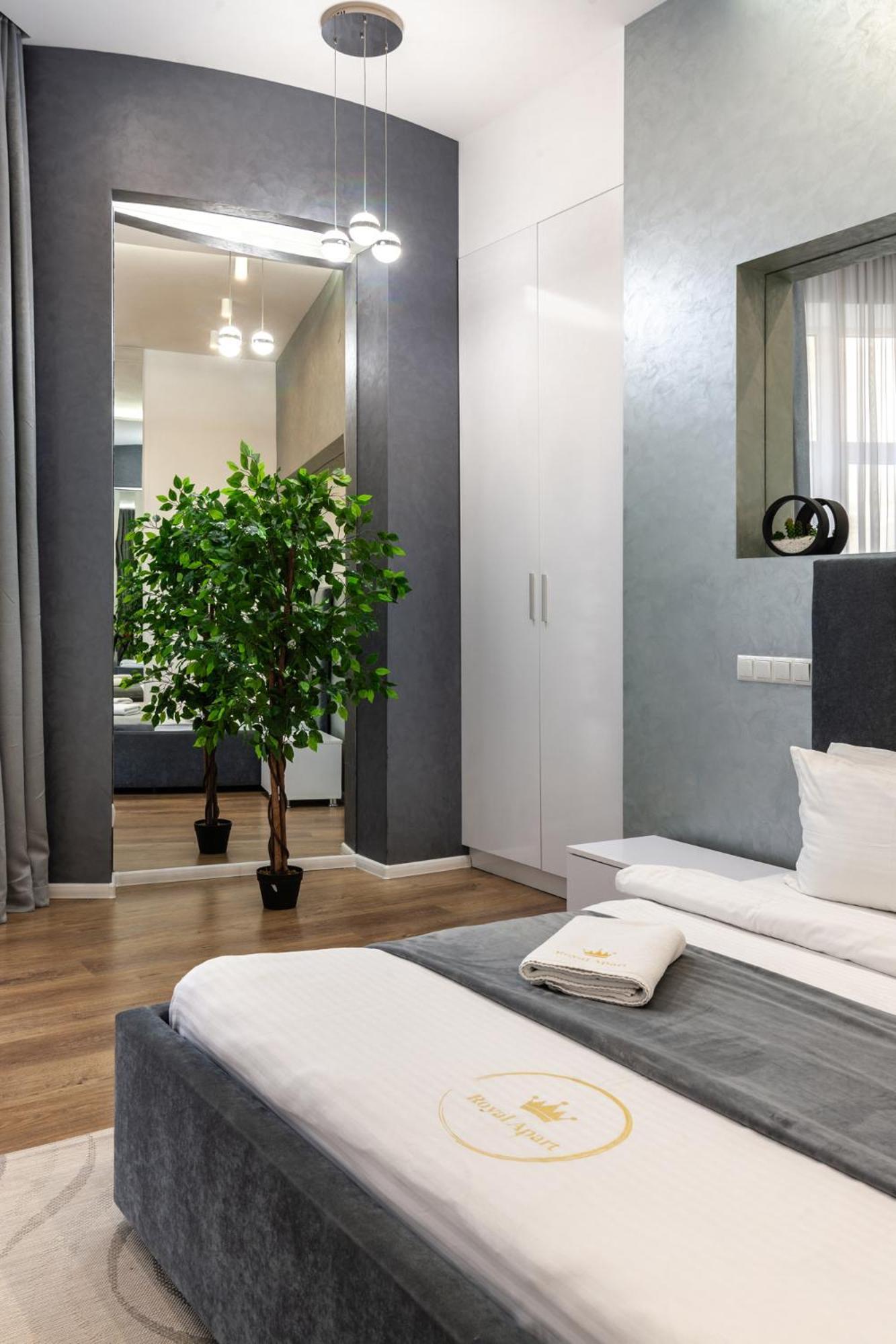 Royal Apartment On Franka 28 Lviv Extérieur photo