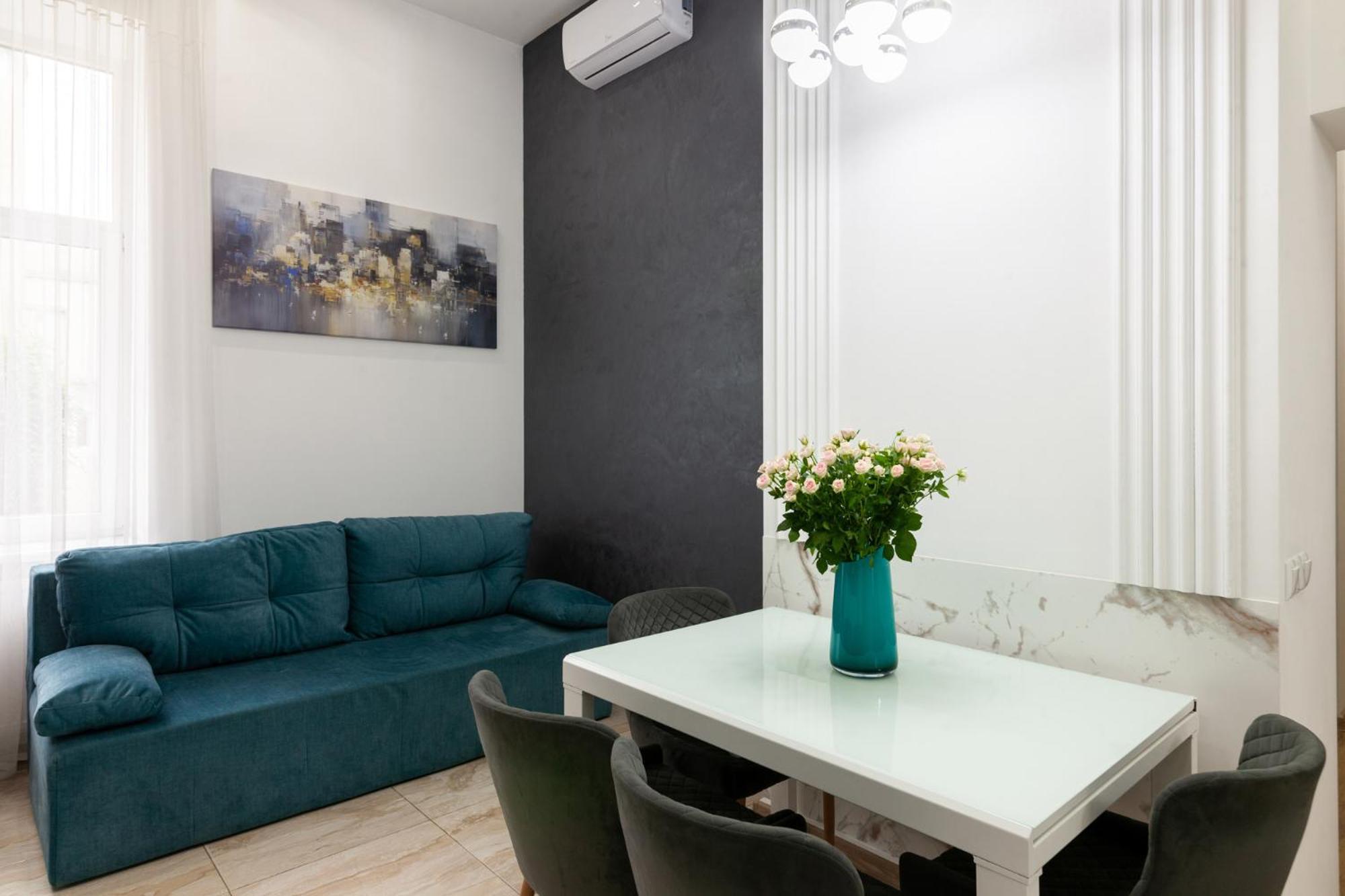 Royal Apartment On Franka 28 Lviv Extérieur photo