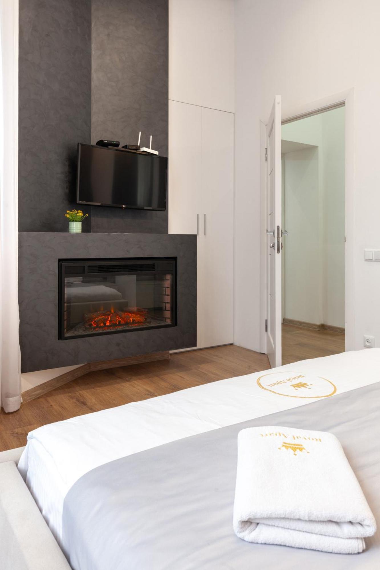 Royal Apartment On Franka 28 Lviv Extérieur photo