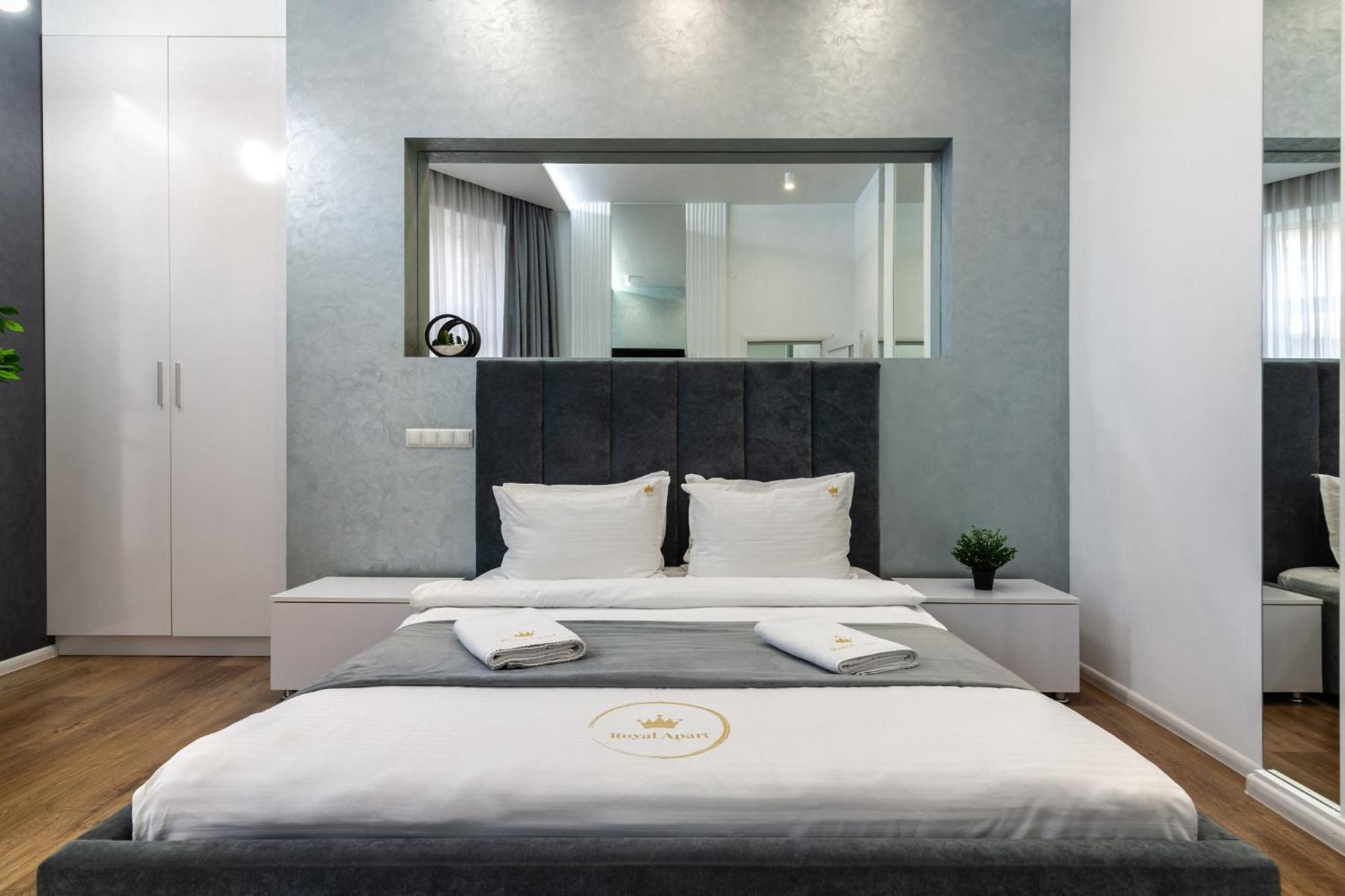 Royal Apartment On Franka 28 Lviv Extérieur photo