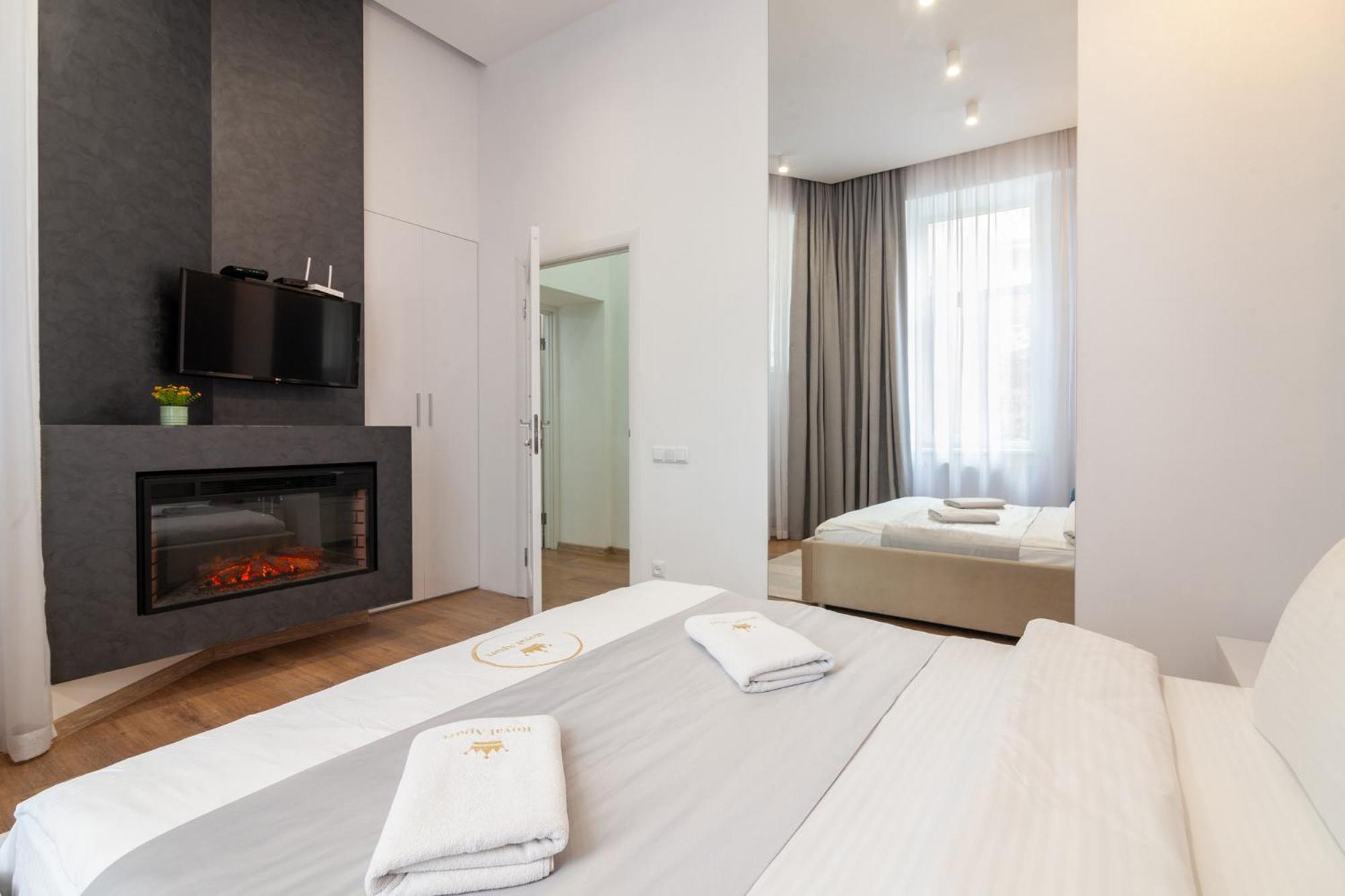 Royal Apartment On Franka 28 Lviv Extérieur photo
